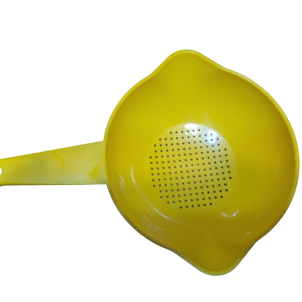 Vintage Tupperware #1200 Yellow 1qt  Colander / Strainer with double pour spout.